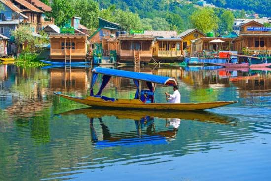 Dal Lake and Kashmir mountain scenery